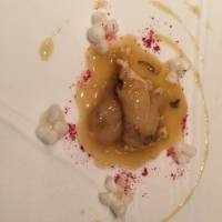 Cococha de merluza en salsa de tsuyu y polvo de frambuesa - Árbore da Veira