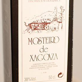 ¿Qué se le puede decir a un gallego de un buen licor café? Licor Café Mosteiro de Xagoaza, con un recuerdo de regaliz negro tras la degustación, es un licor que se obtiene a partir del aguardiente de orujo de la variedad Godello http://goo.gl/kMgJgf