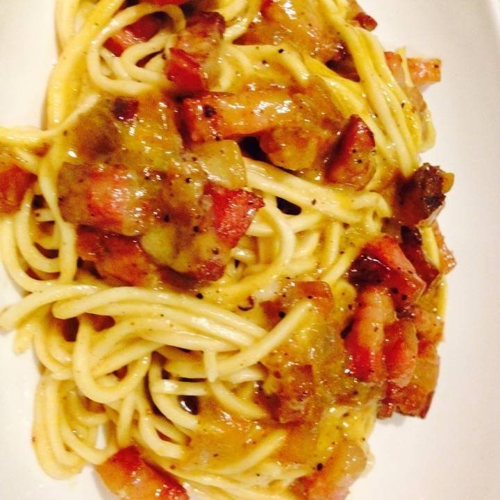 Spaguetti a la carbonara con bacon especial italiano - Spoom
